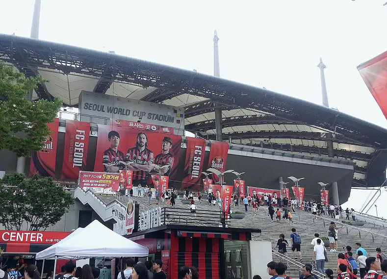 赛后新闻发布厅的采访现场(表扬与批评的分配是名单)